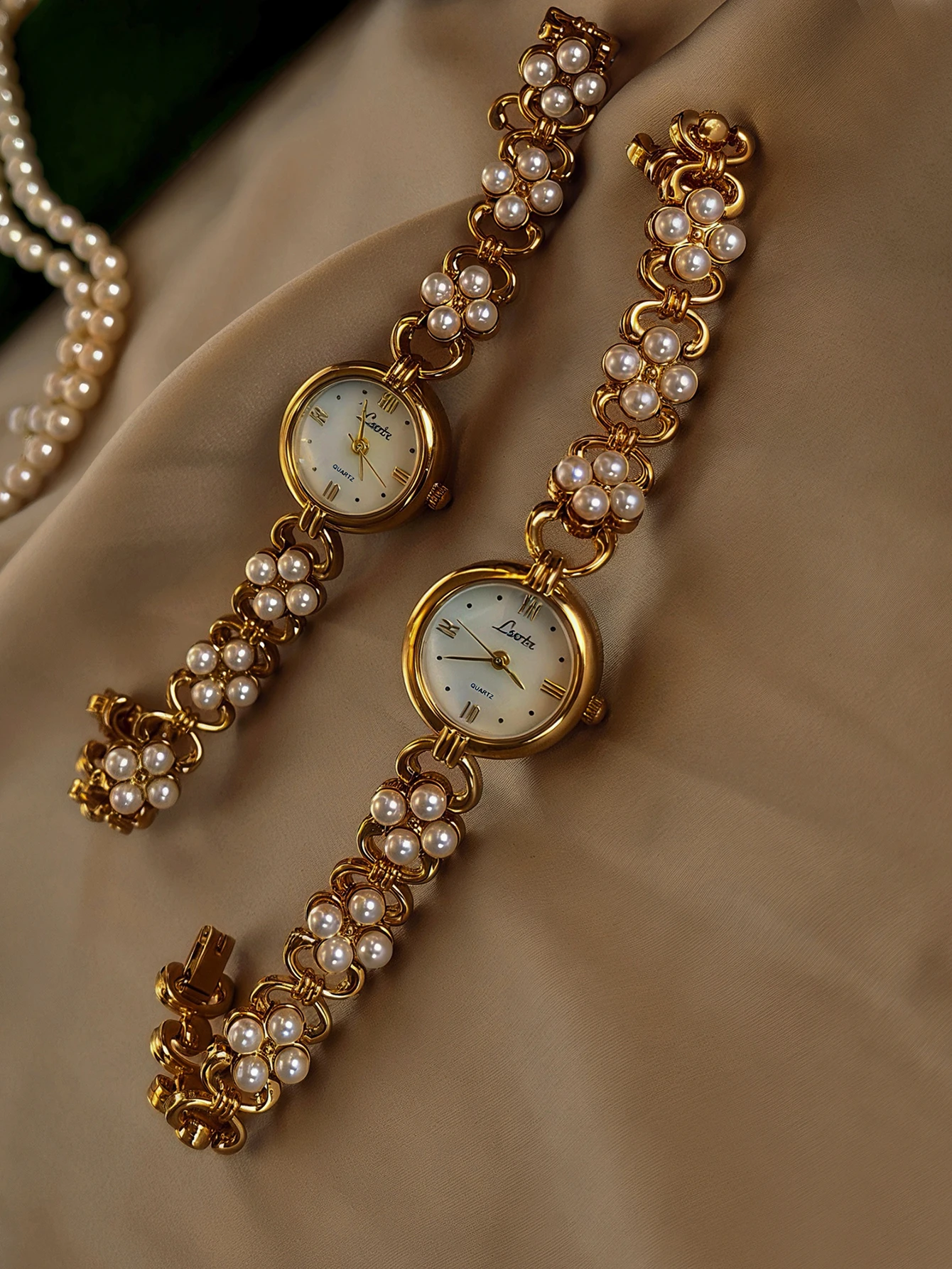1 goldene französische neue, edle Perle eingelegte, zugängliche Luxus-Retro-elegante, elegante Mode-Damenuhr, rundes Perlmutt-Mutterzifferblatt, 30 m wasserdicht, geeignet für Alltagskleidung und Partydekoration,