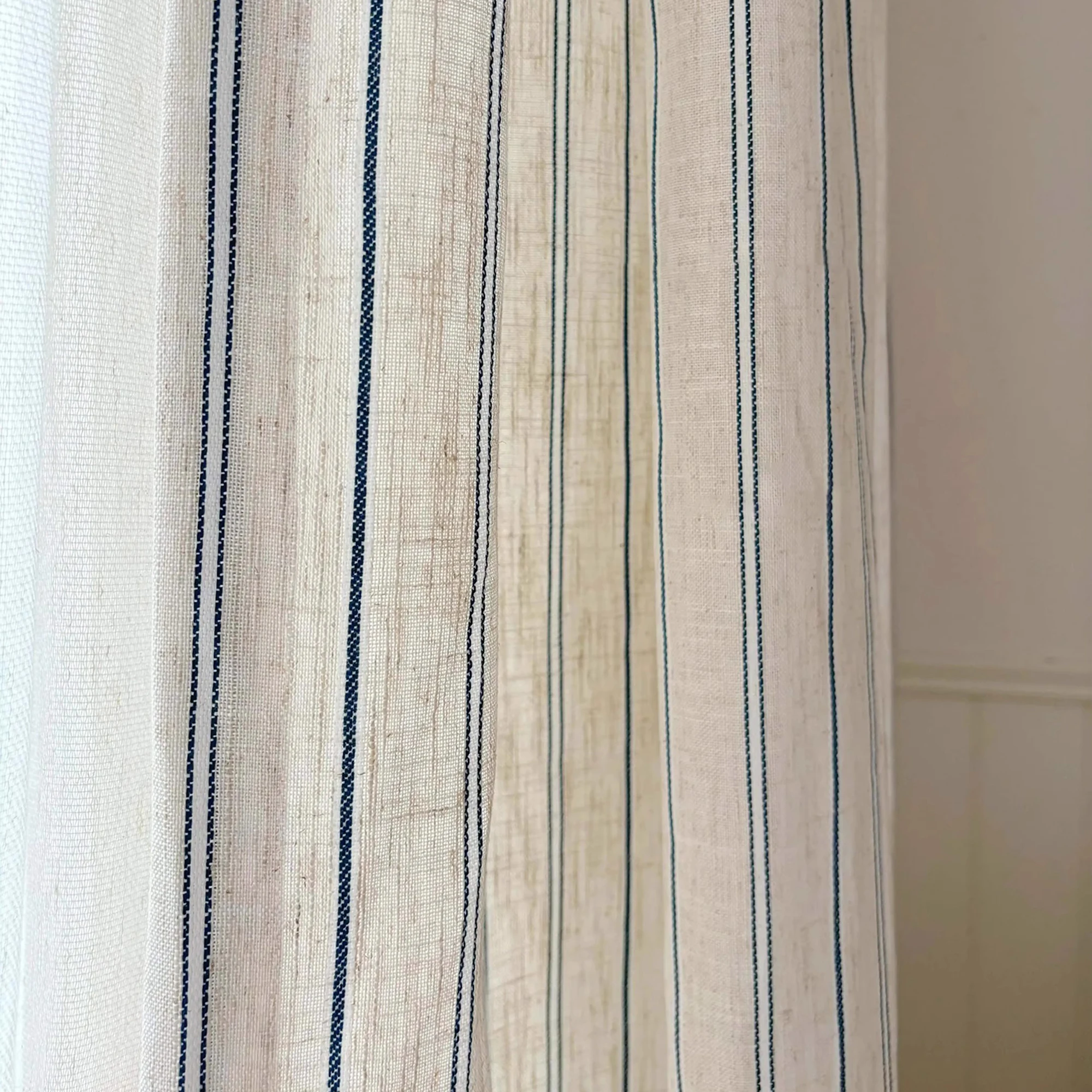 Französischer mittelalterlicher Leinen-Körniger Creme-Wohnzimmer-Schlafzimmer-Sonnenschutz mit schwebendem Fenster, blau-weiß gestreifter Mullvorhang