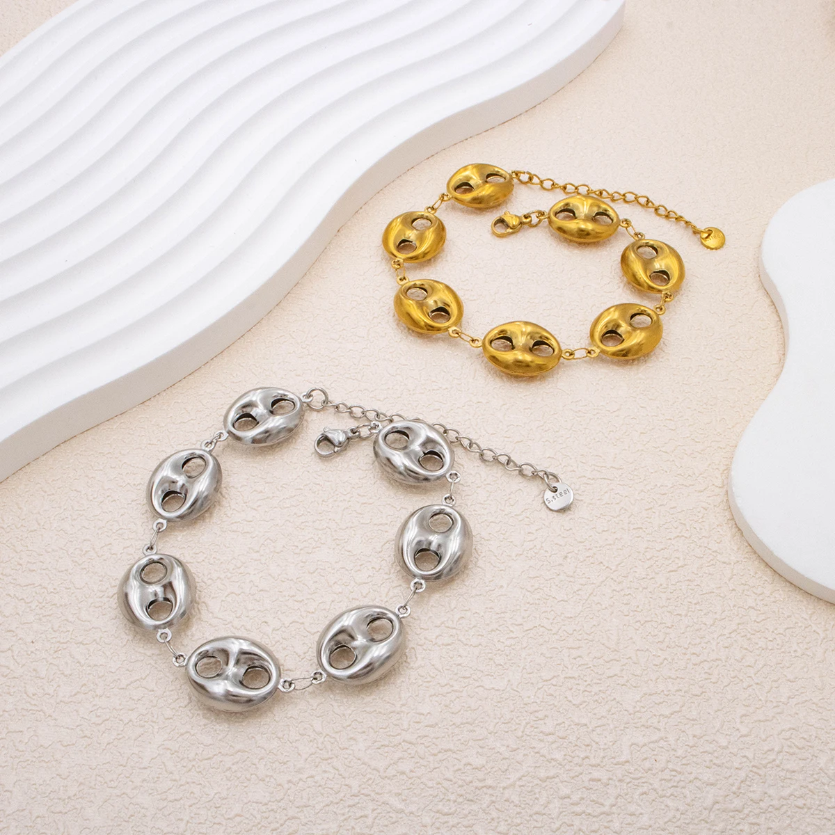 2025, neues luxuriöses goldfarbenes Skelett-Armband – Edelstahl-Schmuck für Frauen,  Hypoallergene Geschenk- und Partyzubehör Image