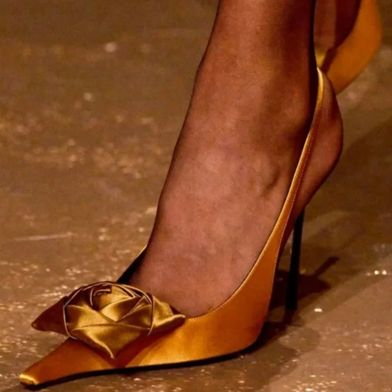 2025 sommer Neue Marke Luxus hochhackigen Sandalen Spitz Mode Blume Dekoration Frauen Pumpen Sexy Dünne Fersen Femme schuhe