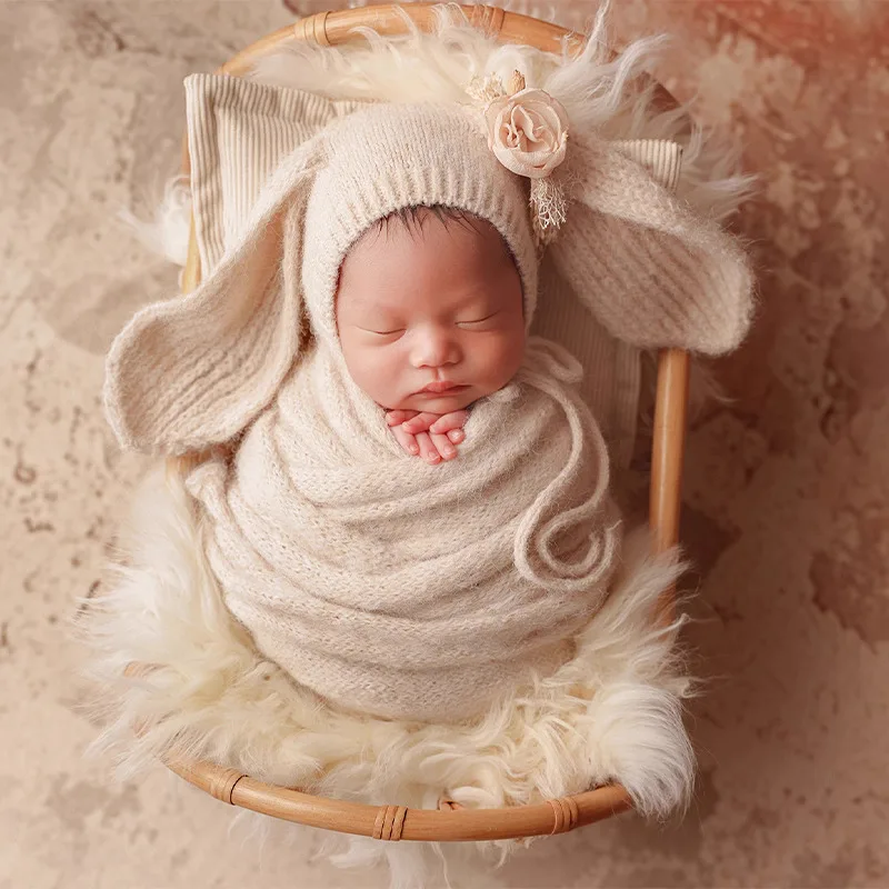 Neugeborenen-Hasenmütze mit Ohren, dehnbares Wickelkissen, gefülltes Kissen für Fotografie-Requisiten, gestrickte Säuglings-Kaninchen-Mütze, Wickeltuch, Foto Image