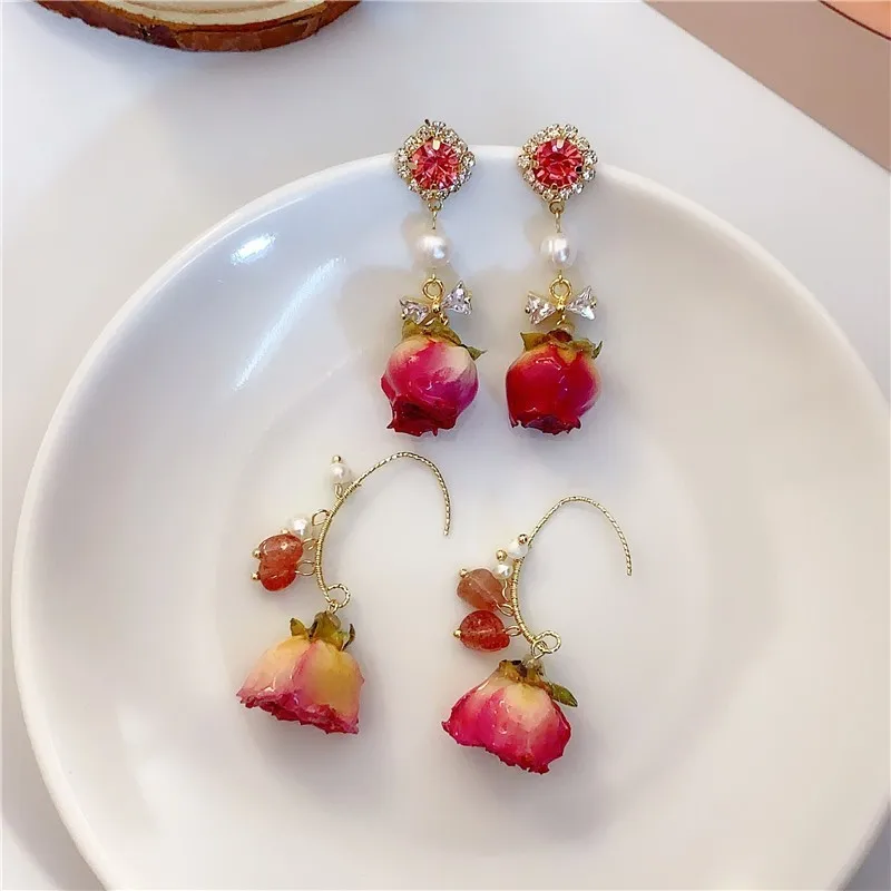 Einzigartige Rote Rosen-Ohrringe Epoxidharz Natürliche Rosenblüten-Ohrringe Elegante Unsterbliche Rosen-Tropfenohrringe Großhandel Individuelle Verpackung
