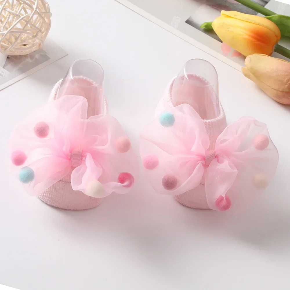 Japanische süße kawaii weiß rosa Baby Spitze Bogen Mädchen Pompons Prinzessin Socken Gummi Anti-Rutsch Neugeborenen Socken Zubehör Image