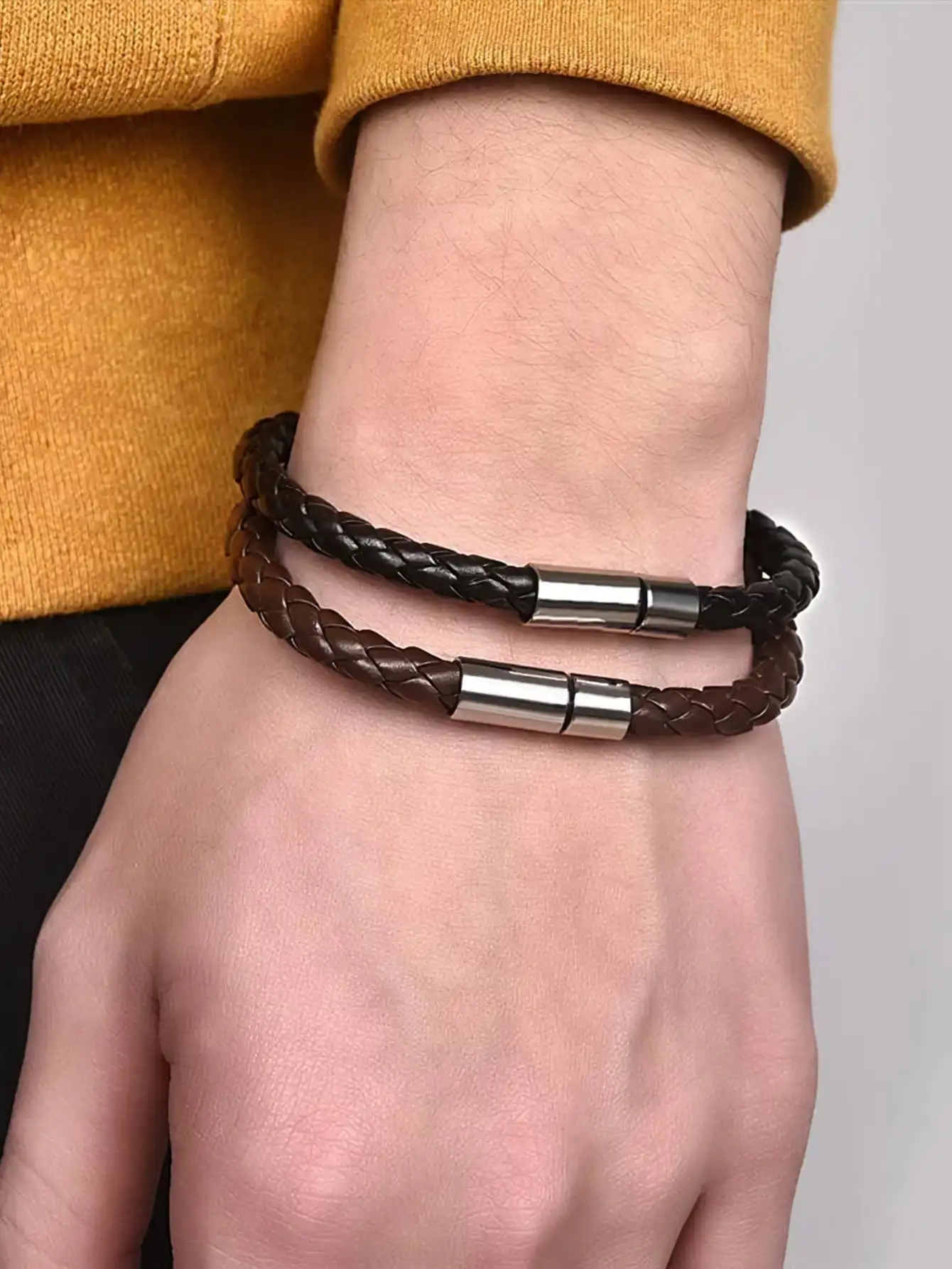 2PCS Schwarz Plus Braun PU Leder Herren Magnetisches Saugarmband Business Das reife und elegante Geschenk für Männer
