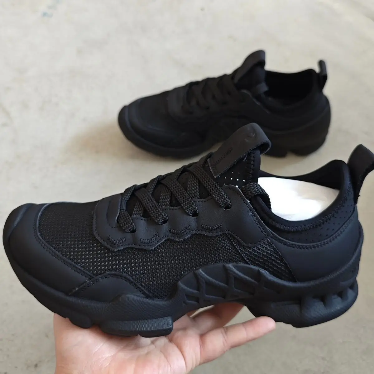 2025 Neue bequeme Schuhe zur Erhöhung der Körpergröße, klassische Sportschuhe für Herren, langlebig, schwarz, flache Mesh-Schuhe, lässiges Gehen, Größe 43, 44