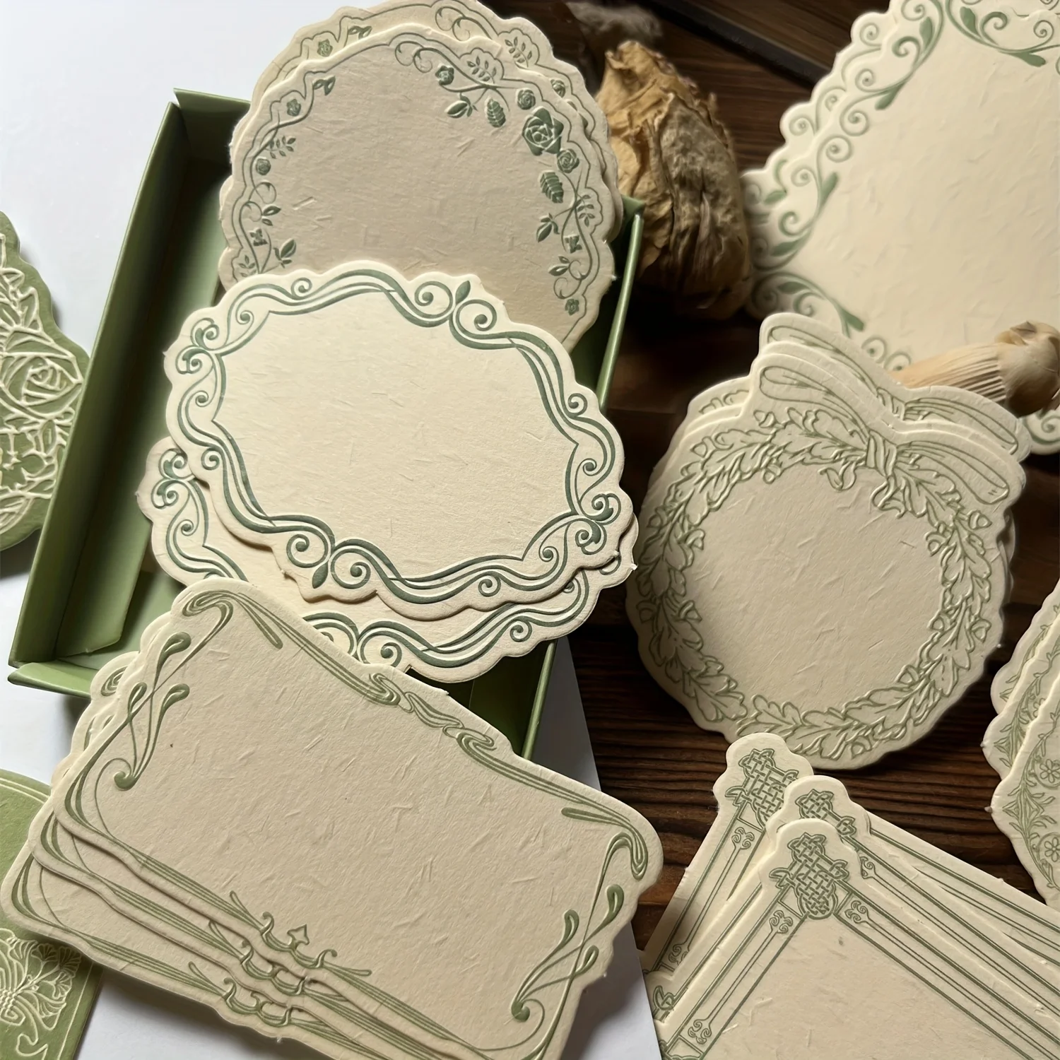 Vintage-Notizkarten mit geprägten Blumen- und geometrischen Designs – strukturiertes grünes Papier für Journaling, Scrapbooking und Basteln Image