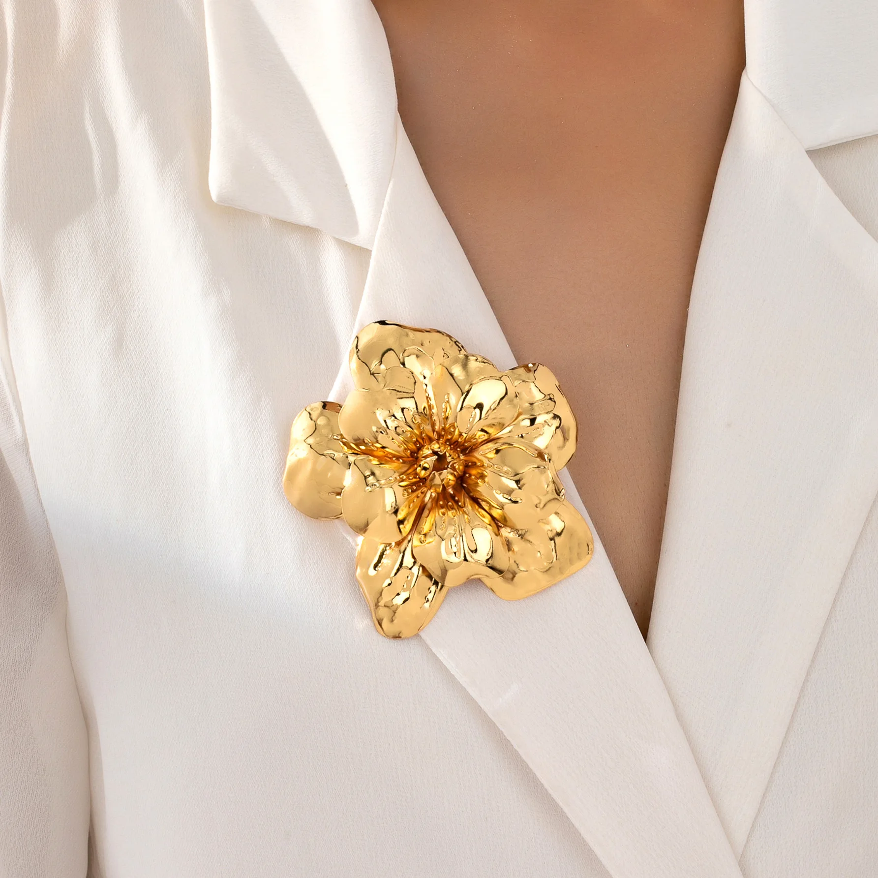 Große Statement-Brosche für Damen, 3D-geschichtet, goldene Blume, kräftiges Retro-Statement, elegantes Kragen-Accessoire für Party, Hochzeit, Alltag Image