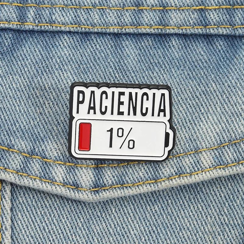 PACIENCIA 1 % Emaille-Anstecknadeln, benutzerdefinierte spanische Broschen mit niedriger Batterie, Anstecknadeln, modische niedliche Kleidung, Schmuck, Geschenk für Freunde Image