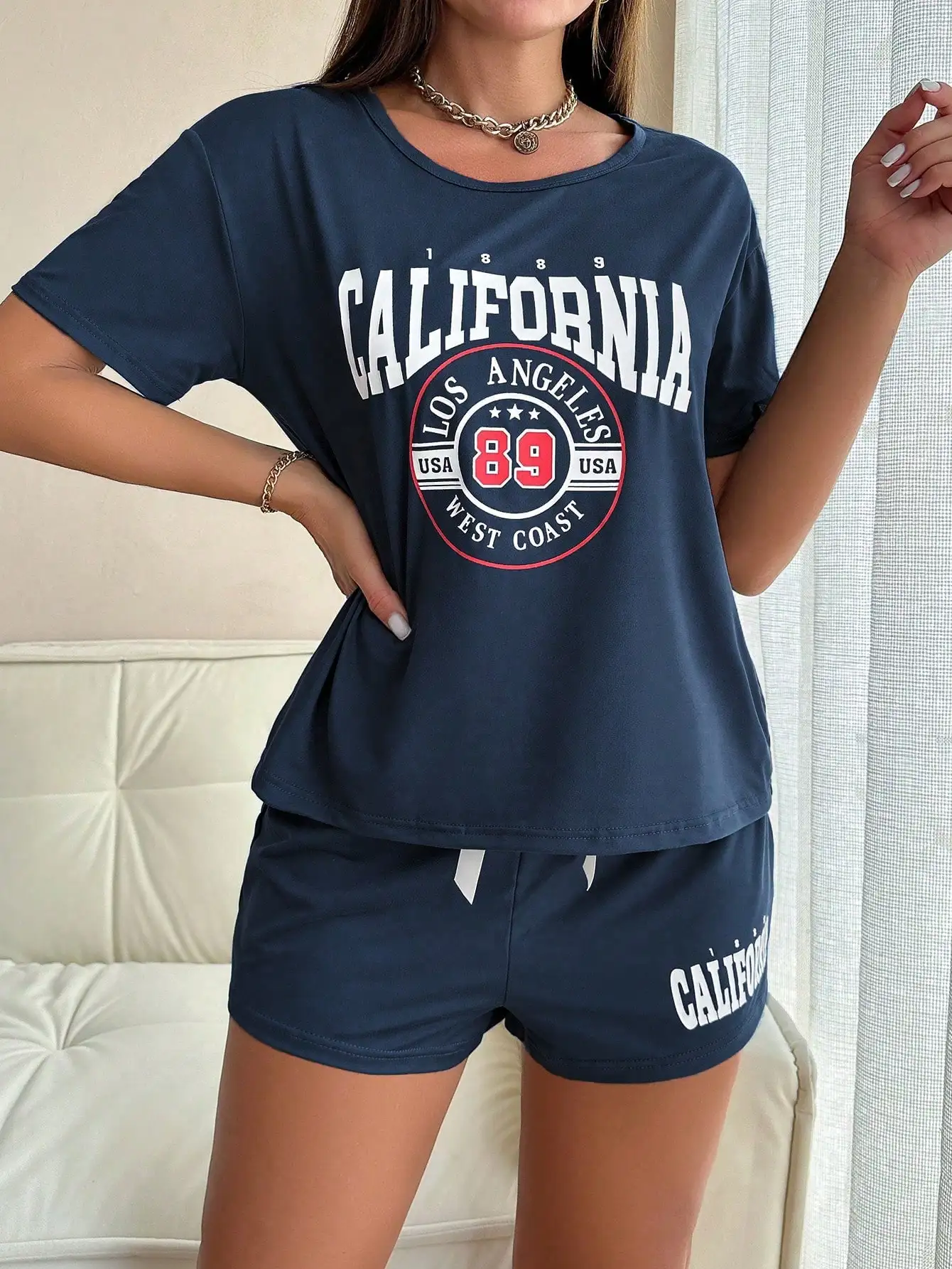 Neues, lässiges, kurzärmeliges Shorts-Zweiteiler-Set für Damen mit Buchstaben-Slogan-Printmuster – vielseitig und bequem. Image