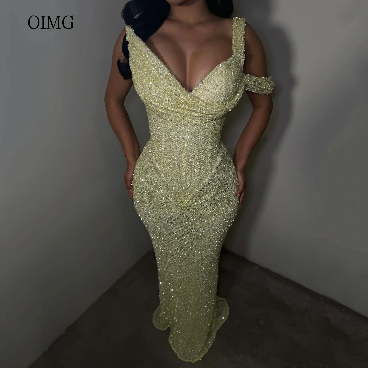 OIMG Glänzendes, elegantes Meerjungfrau-Abschlussballkleid, gelbes One-Shoulder-Partykleid, bodenlanges Abendkleid فسات Cosa •Мة Maßgeschneidert