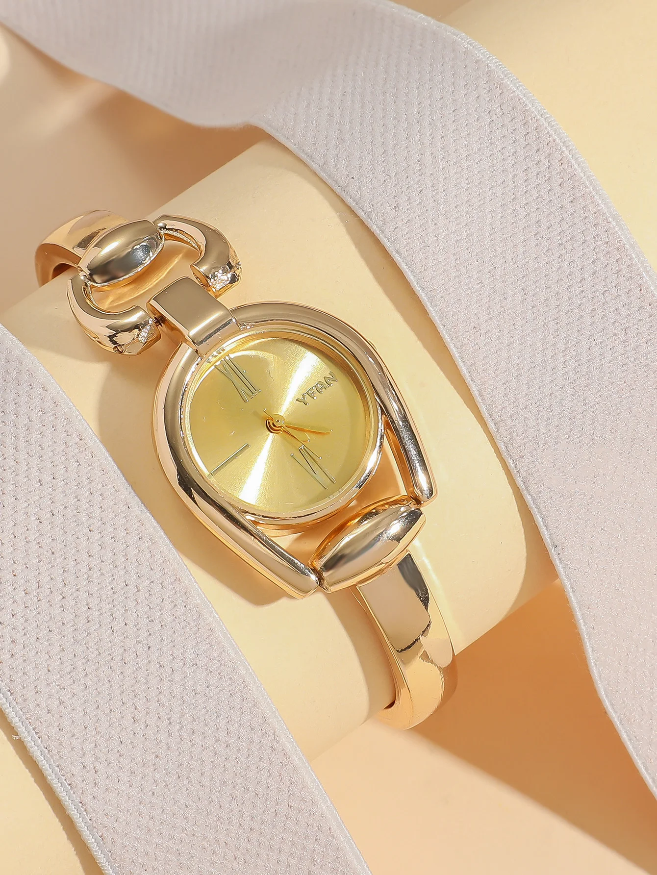 Elegante Goldene Damen-Armbanduhr, Gelbes Zifferblatt mit Römischen Ziffern, Einzigartiges Hufeisen-Design, Modische Quarz-Armbanduhr für Damen