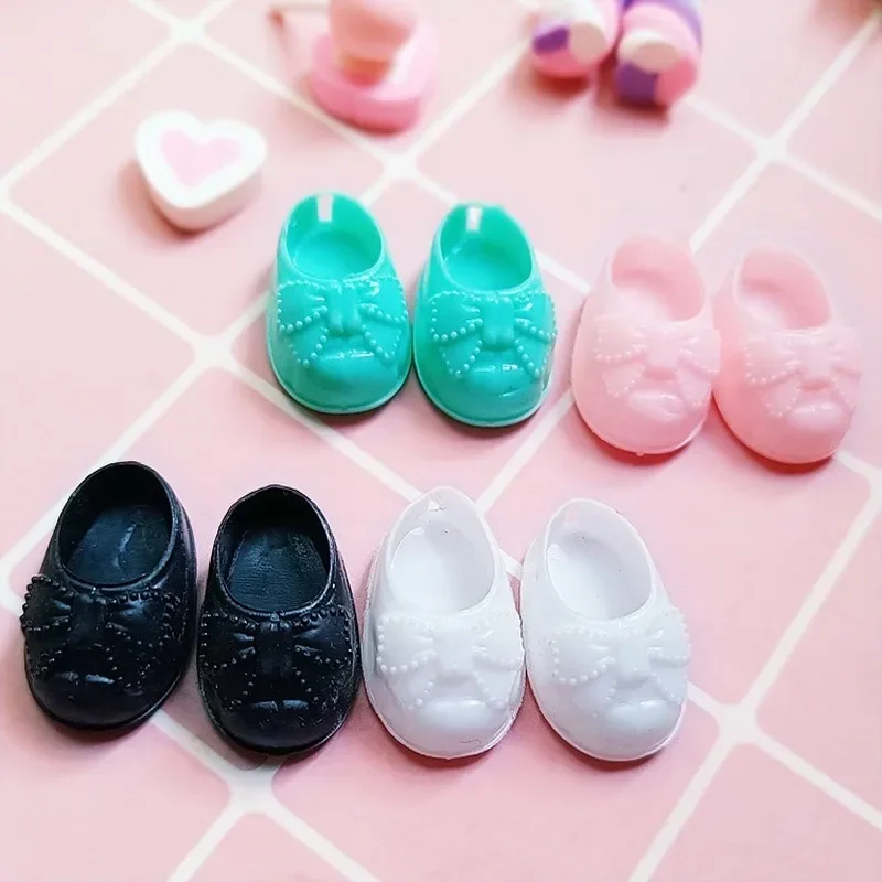 4 Farben 2,5 cm Puppenschuhe für 16 cm große BJD-Puppen mit niedlichem Schleifenmuster für allgemeine Zwecke für 1/8 Körperpuppen-PVC-Schuhe