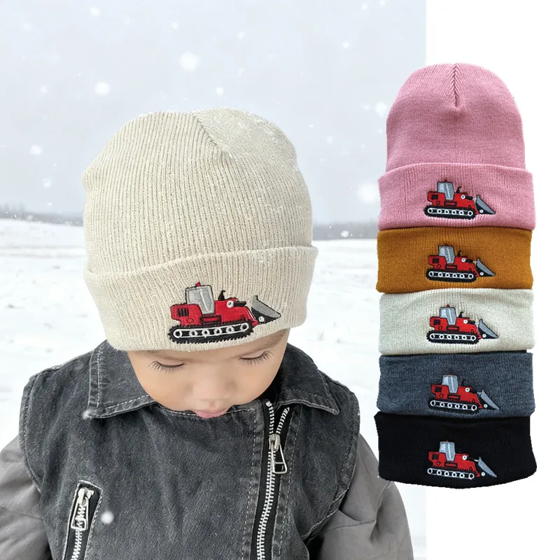 Gestickte rote Bulldozer-Wintermütze für Jungen und Mädchen – weiche, dehnbare Traktormütze aus Acrylstrick Image