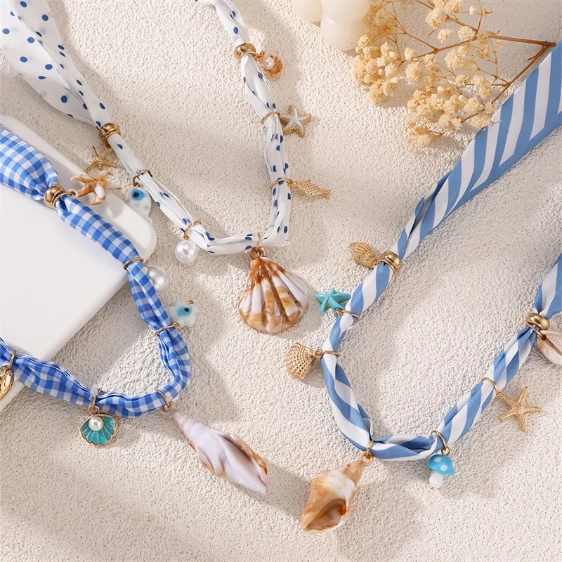 Collana Estiva con Ciondoli a Tema Marino: Conchiglia, Stella Marina, Griffe di Granchio - Collana Semplice da Donna con Catenina a Clavicola, Collana Multipla