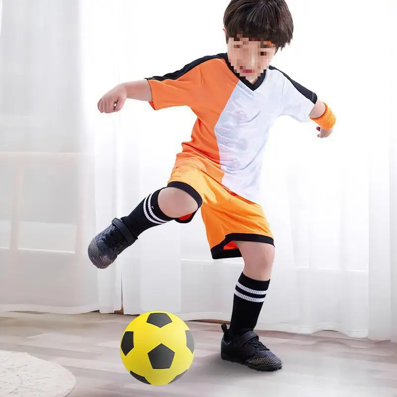 Ballon de football silencieux en mousse PU, haute élasticité, 3 couleurs, 1 pièce, livré avec un sac en filet pour une utilisation à domicile et le développement des compétences
