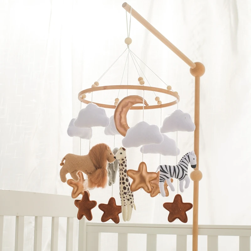 Babymobile mit Holzrasseln und weichen Filz-Tierfiguren, Musikbox und Hängespielzeug für Neugeborene, inklusive Bettbügel – Babygeschenke Image