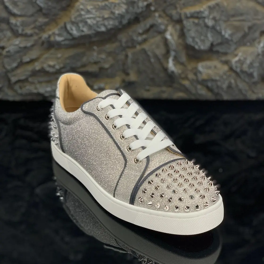 2026 Neue Nietenverzierte Rote Sohle Herrenschuhe Mode Lässige Paar-Schnürschuhe Niedrige Sneaker Trendige Unisex-Schuhe