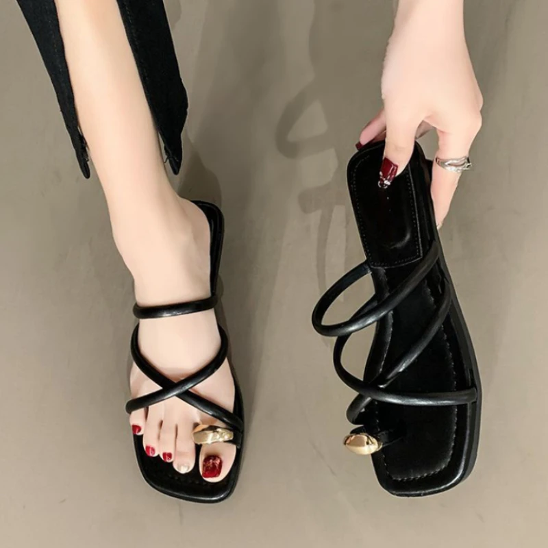 Modische Freizeit-Damenpantoletten: Sommerliche flache Schuhe, römische Sandalen, niedrighackige Gladiatoren-Sandalen für Damen, offene Zehenpartie, Strand-Damenschuhe