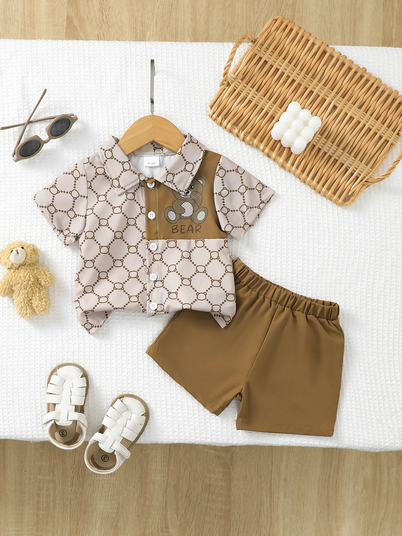 Set aus kurzärmligem Hemd und Shorts mit Bärenmuster für Babys, bequemes, bezauberndes zweiteiliges Outfit für den Frühling und Sommer, Outdoor-Bekleidung Image