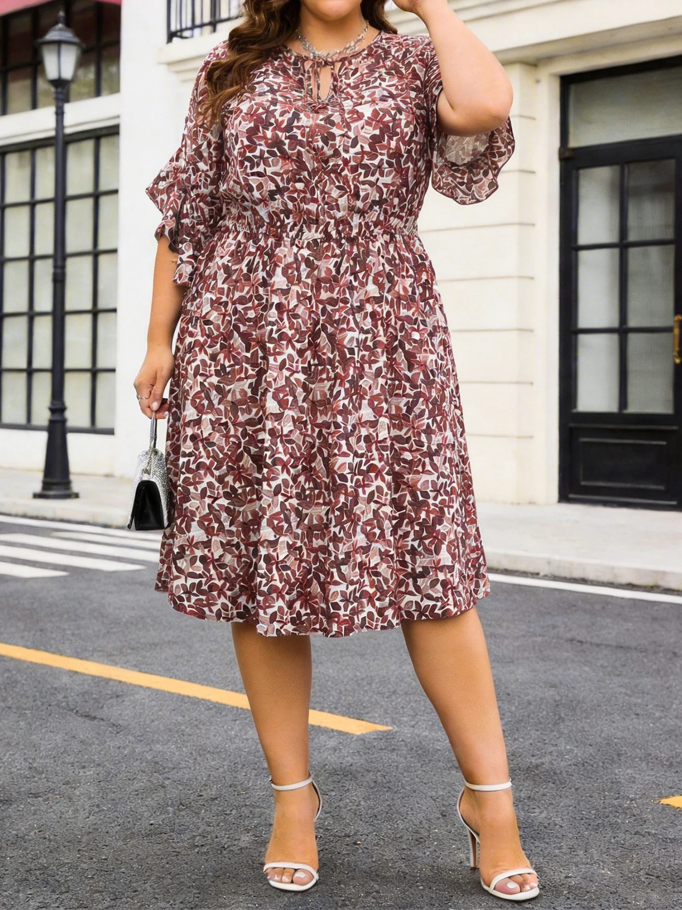 Damen-Midikleid in Übergröße mit abstraktem Rotbraun-Print, Rundhalsausschnitt, Rüschenärmeln und Taillenbindung für eine schlanke Silhouette Image