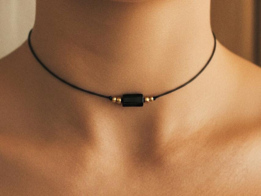 Collana girocollo in tormalina nera, collana in tormalina nera con perle in ottone, collana con pietre preziose, collana con pietre preziose, collana