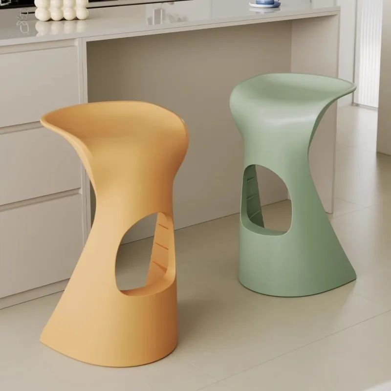 MOMO Skandinavischer Barhocker, moderner, einfacher Barhocker, Rückenlehne vorne, Hochstuhl, stapelbare Barhocker für den Außenbereich, hohe Hocker Image