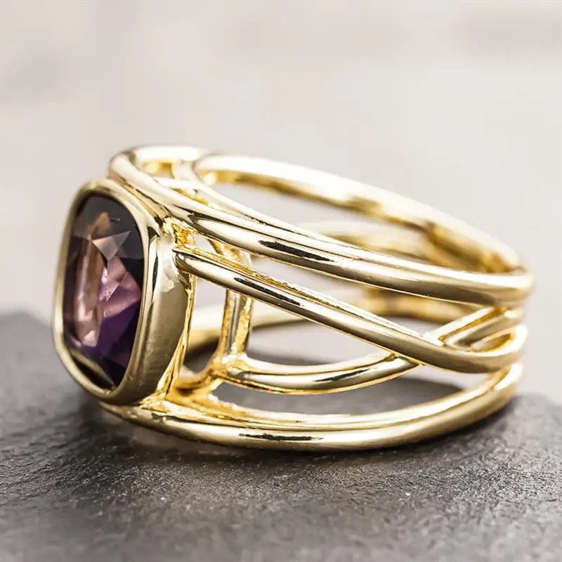 Huitan Eleganter Damenring in Goldfarbe mit glänzendem lila CZ, trendiges Hochzeits- und Party-Accessoire, edles Verlobungs-Schmuckgeschenk für Damen Image
