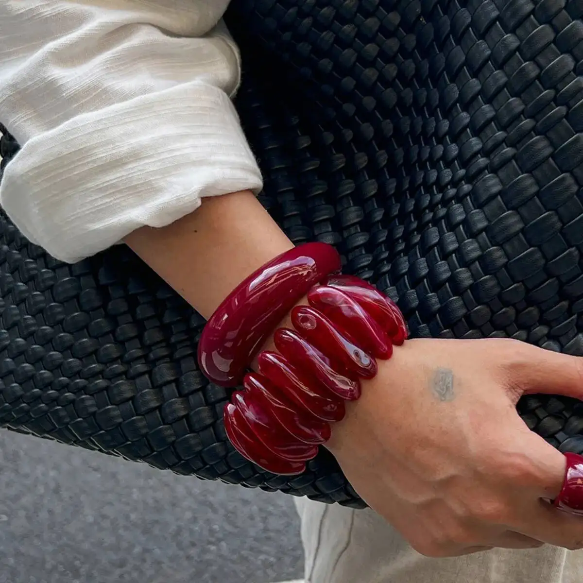 Salircon Boho Rot Acryl Harz Chunky Armreifen Frauen an der Hand Trendy Unregelmäßige Geometrische Charme Breite Hip Hop Manschette Armband Schmuck