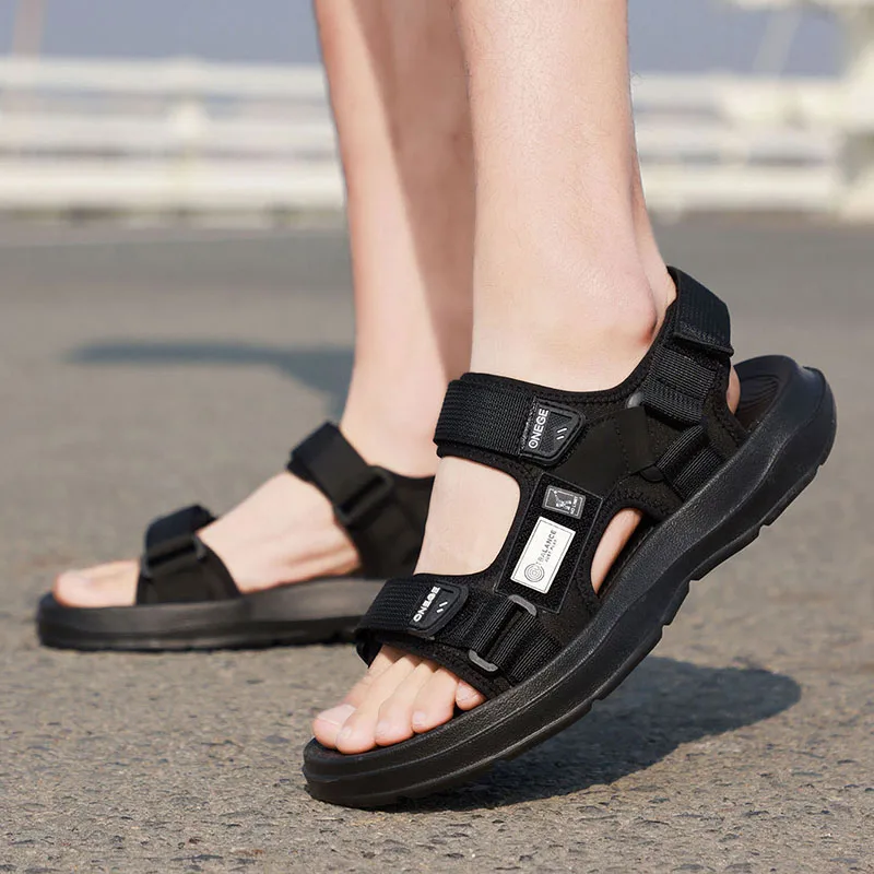 Un paio di nuovi sandali estivi da uomo resistenti all'usura, scarpe da spiaggia casual traspiranti, scarpe con suola spessa antiscivolo e morbida.