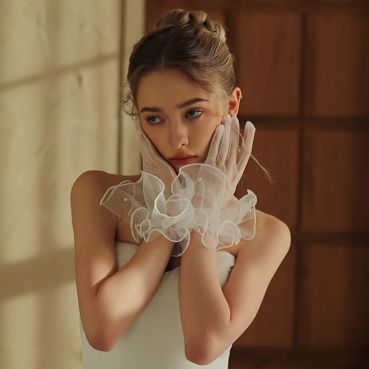 Guanti da sposa trasparenti eleganti Guanti da abito da sposa bianchi Guanti da sposa corti in tulle a rete di perle Accessori da sposa per feste da ballo