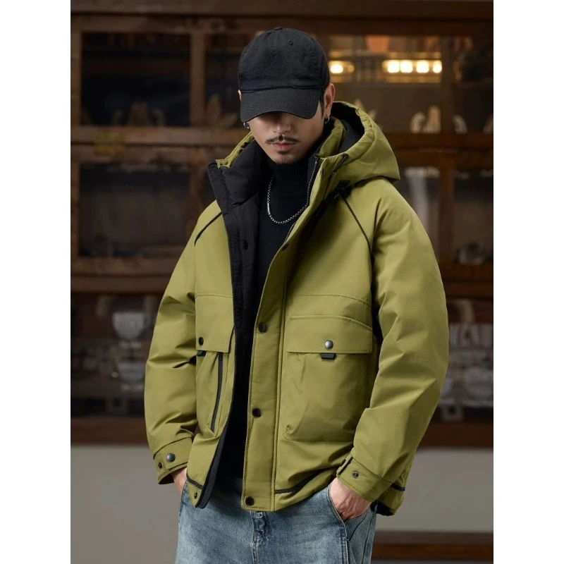 Eine neue dicke, kurze und lockere Arbeitskleidungsjacke für Herren in Weinrot mit Windjacke und Daunenjacke ist in Vogue-Winteroberbekleidung Image