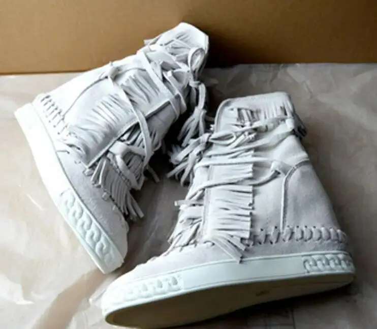 Römische Damen-Stiefeletten aus Kuh-Wildleder mit Quaste und Schnürung, Damen-Sneaker mit versteckter Höhe, erhöhte Fransen, Zunge und innerem Keilabsatz