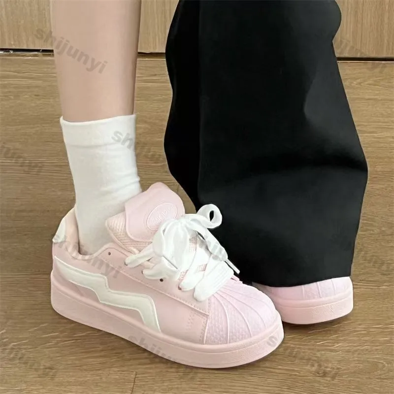 2026 Neuheiten Komfortable Strapazierfähige Weichsohlen-Vulkanisierte Schuhe Damen Rosa Plateau-Sneaker Trendige Überkreuzte Rutschfeste Flache Schuhe