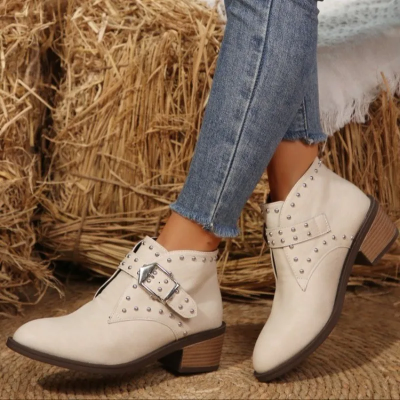 Damen-Stiefeletten, 2025, neuer niedriger Absatz, modisch, lässig, spitze Zehen, kurze Stiefel, Designer mit Nieten, bequeme Schuhe, Schuhe für Damen