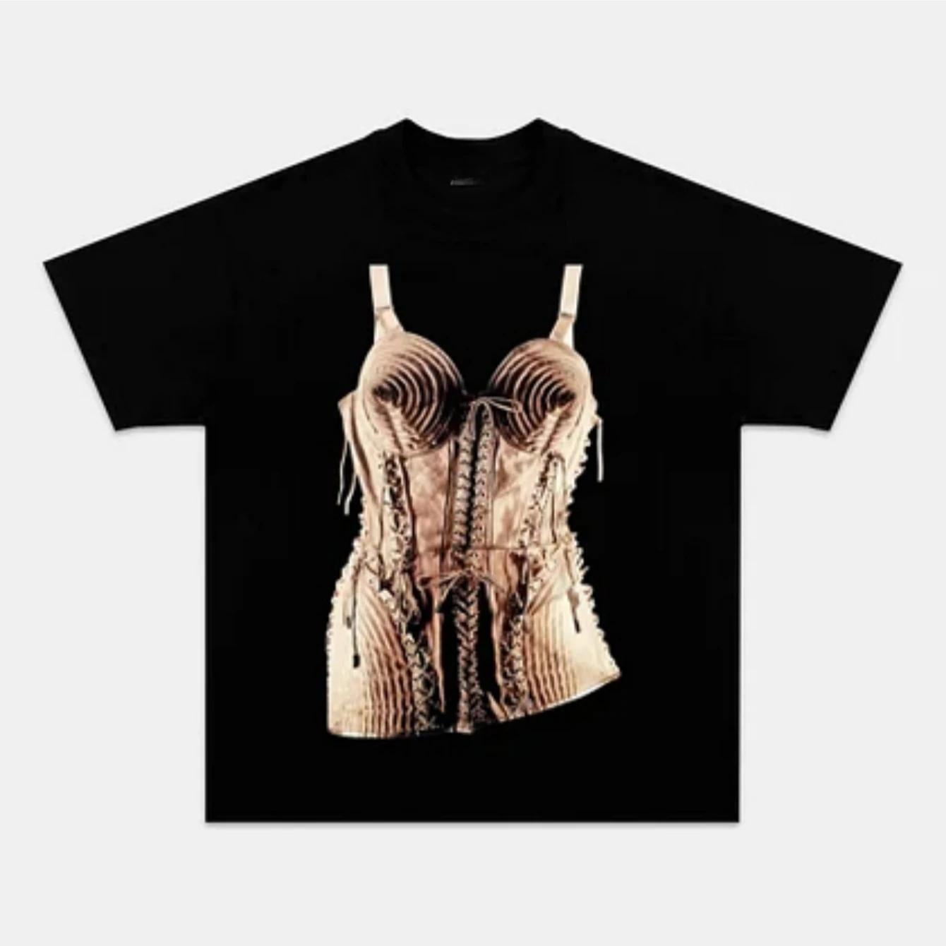 Retro-T-Shirt mit Gürtel und schwarzem Print macht einen modischen Statement. Reines Baumwoll-Streetwear-Shirt für Herren, ganzjährig tragbar. Image