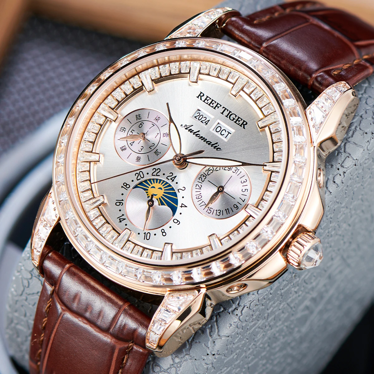Reef Tiger Marke Herrenmode Uhr Multifunktions Mondphase Automatik Roségold Diamant Detaillierung Braunes Leder Klassisch RGA1988 Image