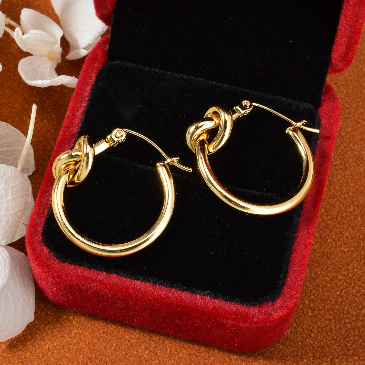 E51 Europäische schlichte Knotenohrringe, runde Ohrstecker für Damen, Edelstahl vergoldeter Schmuck, Großhandel verfügbar. Image
