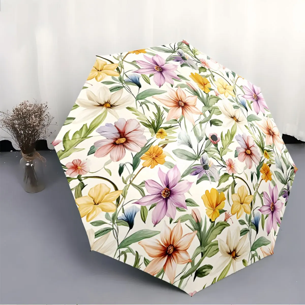 Faltbarer Regenschirm. Der Regenschirm verfügt über ein lebendiges Blumenmuster mit Lilien, Gänseblümchen und Hibiskus. Geeignet für Reisen, Rucksack, Hol Image