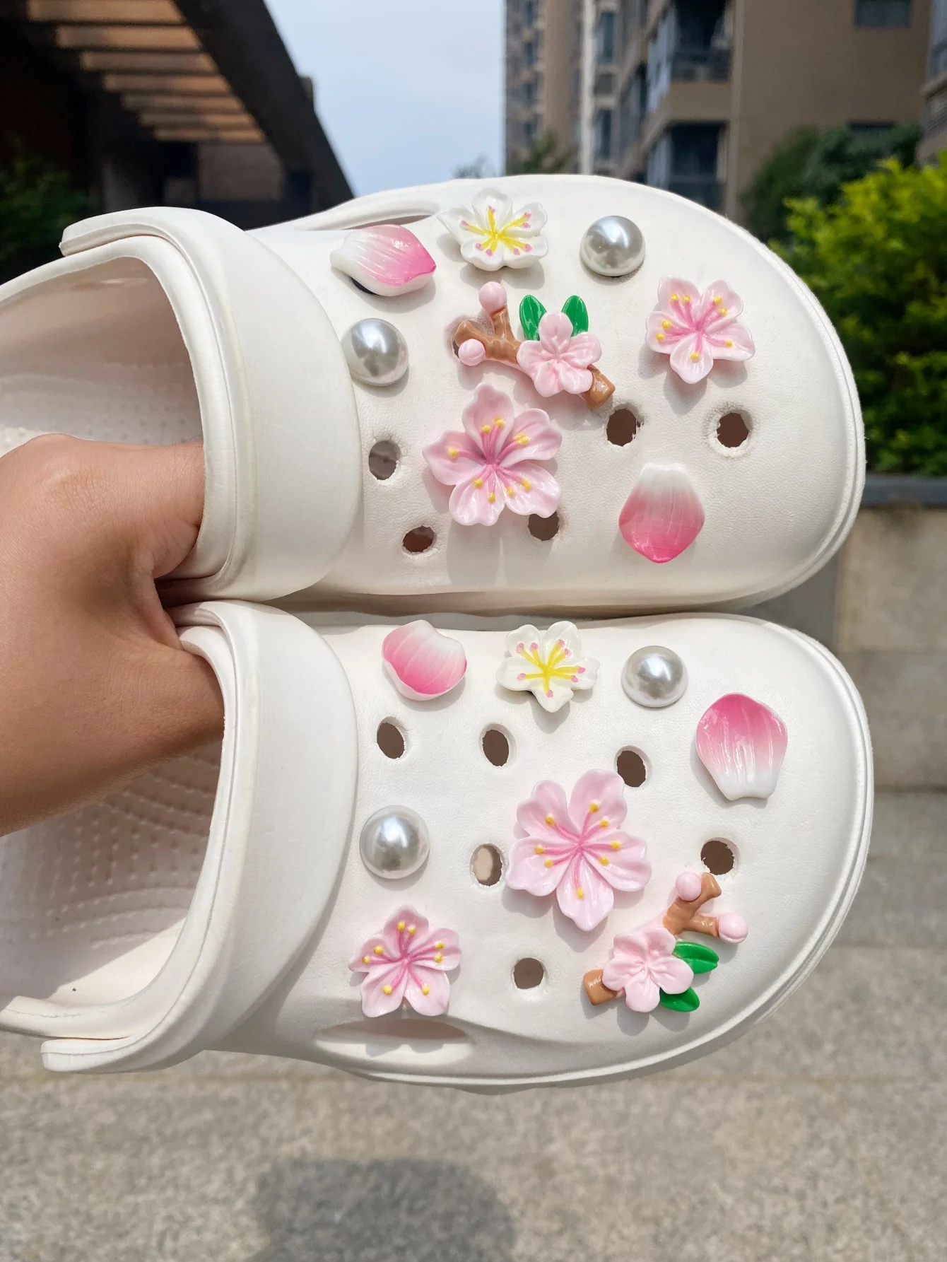 16-teiliges Modisches ABS-Perlrosa Blumen-DIY-Set, Abnehmbare Schuhzubehörteile, Dekorative Schnallen für Gartenschuhe und Sandalen, Outdoor Vier Jahreszeiten Image