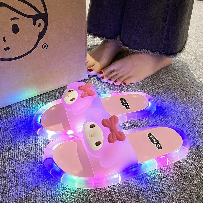 Sandalen für Damen Hello Kitty Outdoor-Schuhe Sommer LED-Licht Niedliche Sanrio Coole Leuchtende Hausschuhe Modische Bequeme Cartoon-Pantoffeln