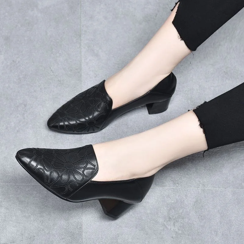 Frauen süße schwarze spitze Zehen Lackleder Blumen Slip auf quadratischen Absatz Schuhe für Bürodame lässig braun sexy Party Pumps A425
