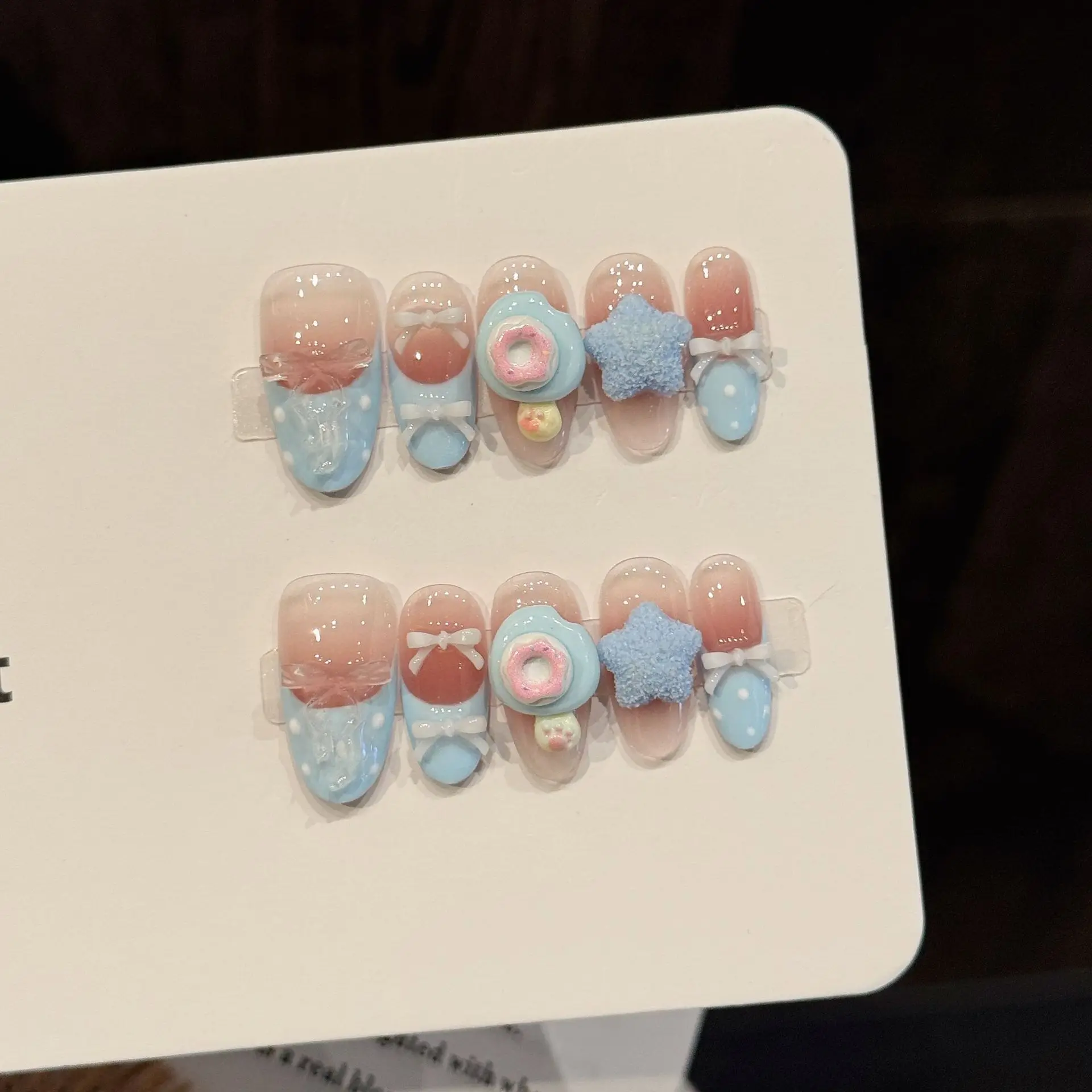 10 Stück reine handgepresste kurze ovale Nagelkunst, schöne künstliche Nägel, rosa und blau verlaufende Donut-Schleifensterne, Idee für Frauen Image