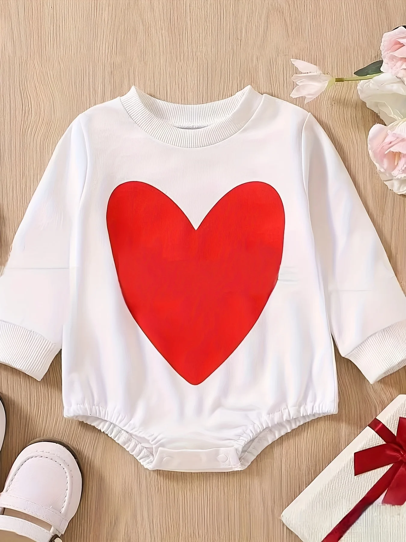 Baby-Strampler mit rotem Herzmuster, langärmelig, dreieckiger Body, niedliches Liebes-Thema, Unisex-Kleinkindkleidung für Jungen und Mädchen Image