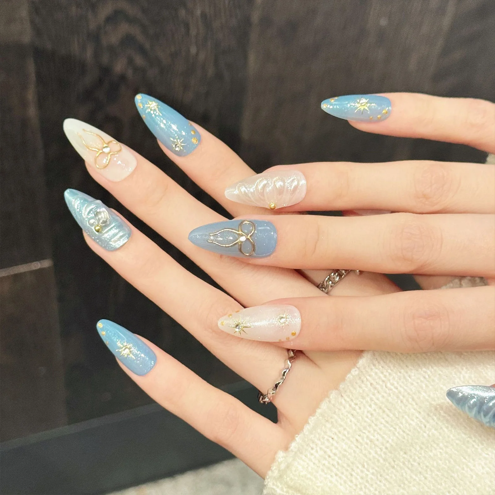 10 Stück Flash Blue White Almond Press On Nails, kleine frische goldene Schleifen-Stern-Dekoration, handgefertigte künstliche Nägel, tragbare DIY-Kunstnägel Image