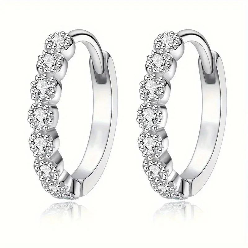 Einfache, exquisite silberfarbene Creolen für Damen, modische Ohrringe für den Alltag, mit Zirkonia besetzt, Charm-Schmuck. Image