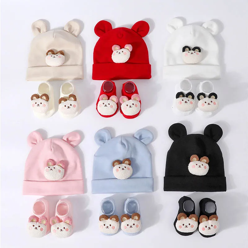 2 Teile/satz Baby Neugeborenen Kappe Socken Nette Cartoon Puppe Junge Mädchen Baumwolle Pullover Hüte Infant Kurze Socken Kinder Gestrickte Mützen Socken Image