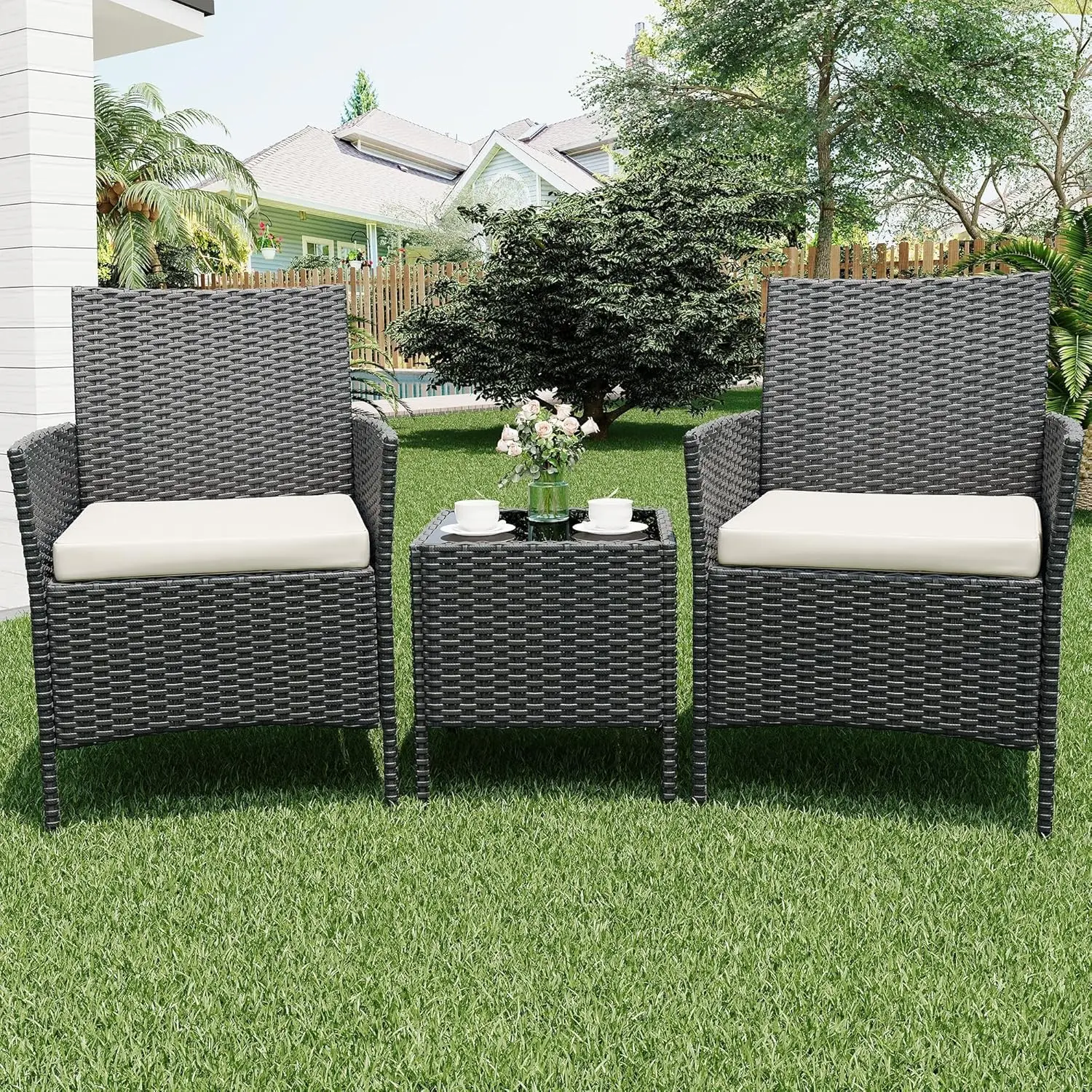 Terrassenmöbel-Set, 4-teilig, Outdoor-Terrassenmöbel-Set mit Rattan-Korbstühlen, Glastisch und Kissen für Veranda, Balkon, Hinterhof, Garten, Poolbereich, Braun & Rot