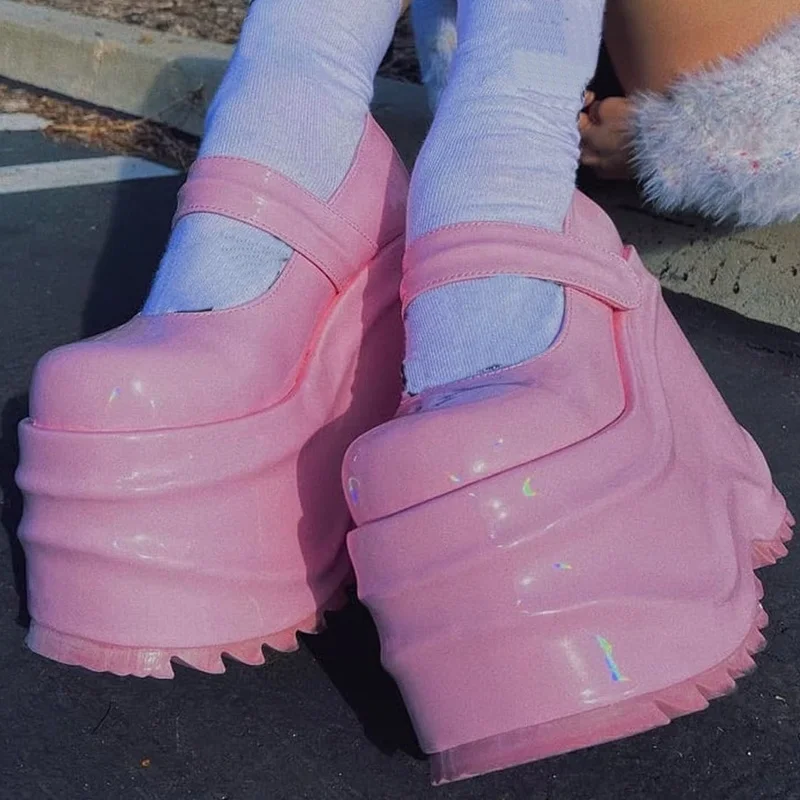 Plateau-Pumps aus Glänzendem Lackleder, Sexy Spitze Schuhe mit Metalldekoration, Anpassbar, Neue Kollektion Modische Damen Laufsteg-Schuhe