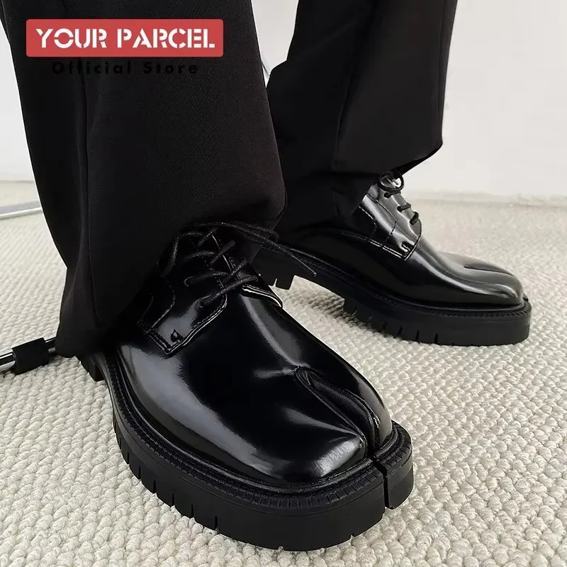 Tabi-Schuhe für Herren aus Leder mit Schnürung, dicksohlige Derby-Schuhe im britischen Stil, Nischendesign, Split-Toe-Schuhe, schwarze glänzende Low-Top-Loafer.
