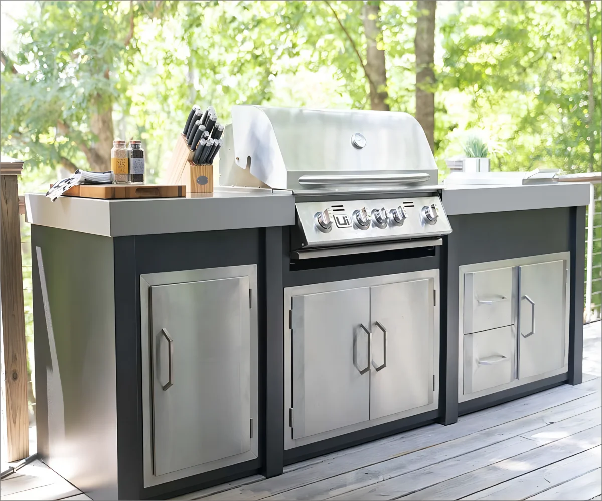 Maßgefertigte Metall-Edelstahl-Outdoor-Küche BBQ-Insel Modulares Holzmaserung-Outdoor-Küchenset mit Spüle und Grill Image
